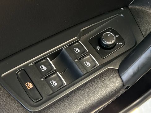 Used 2019 Volkswagen Tiguan SE FWD image 14