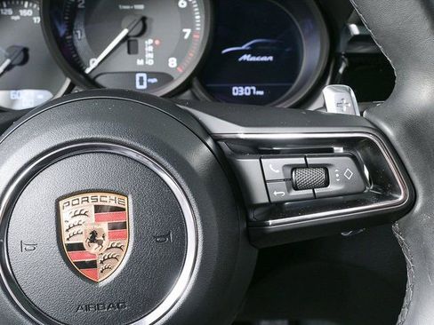 Certified 2025 Porsche Macan image 12