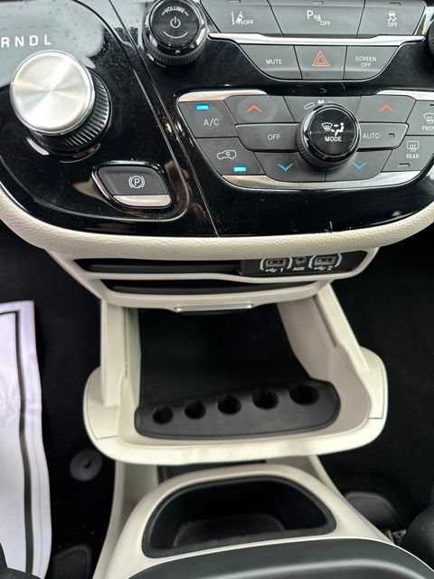 Used 2023 Chrysler Pacifica Touring-L FWD image 24