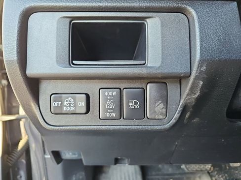 Used 2018 Toyota Tacoma TRD Sport image 22