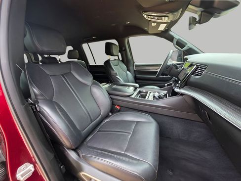Used 2023 Jeep Wagoneer L Series II AWD/4WD image 15