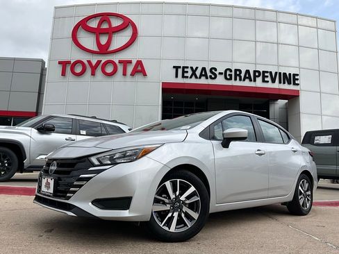 Used 2025 Nissan Versa SV image 2