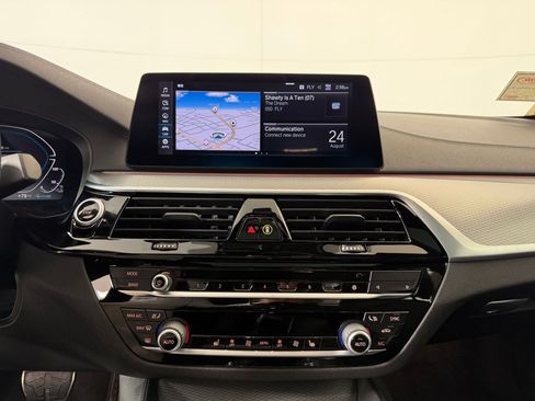 Used 2020 BMW 530e xDrive w/ M Sport Package AWD/4WD image 18