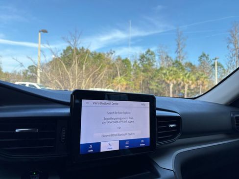 Used 2020 Ford Explorer XLT image 16