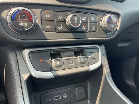 Used 2022 GMC Terrain SLE w/ Driver Convenience Package image 16