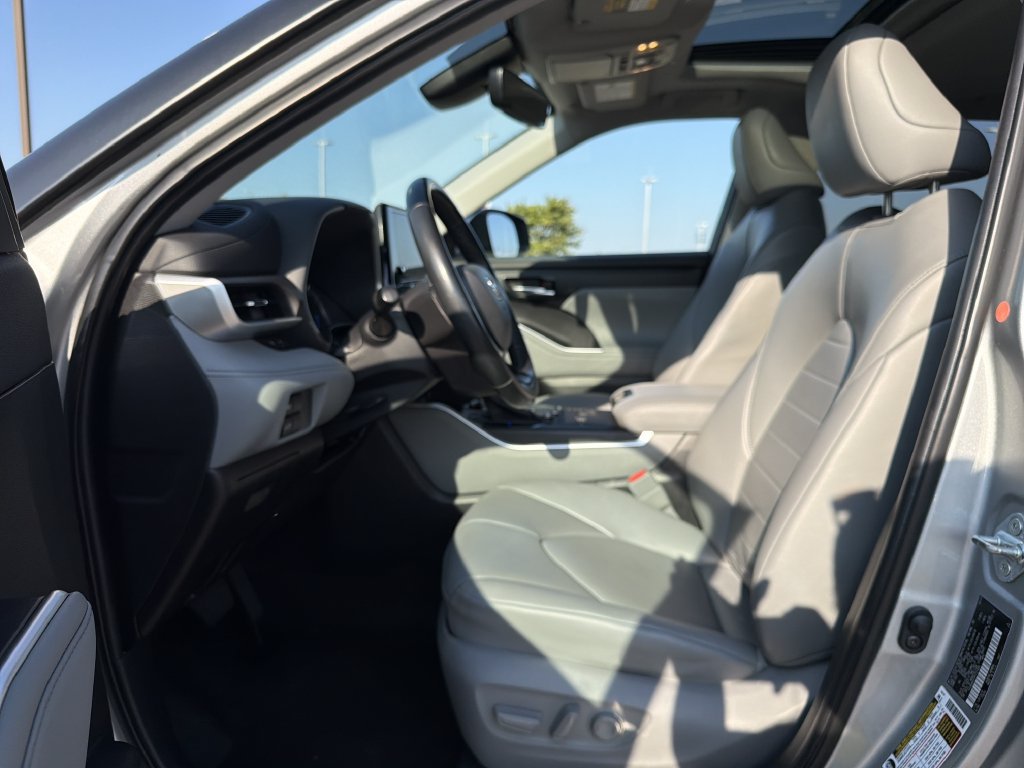 Used 2023 Toyota Highlander XLE AWD/4WD image 11