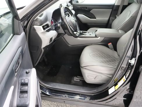 Used 2021 Toyota Highlander LE FWD image 14