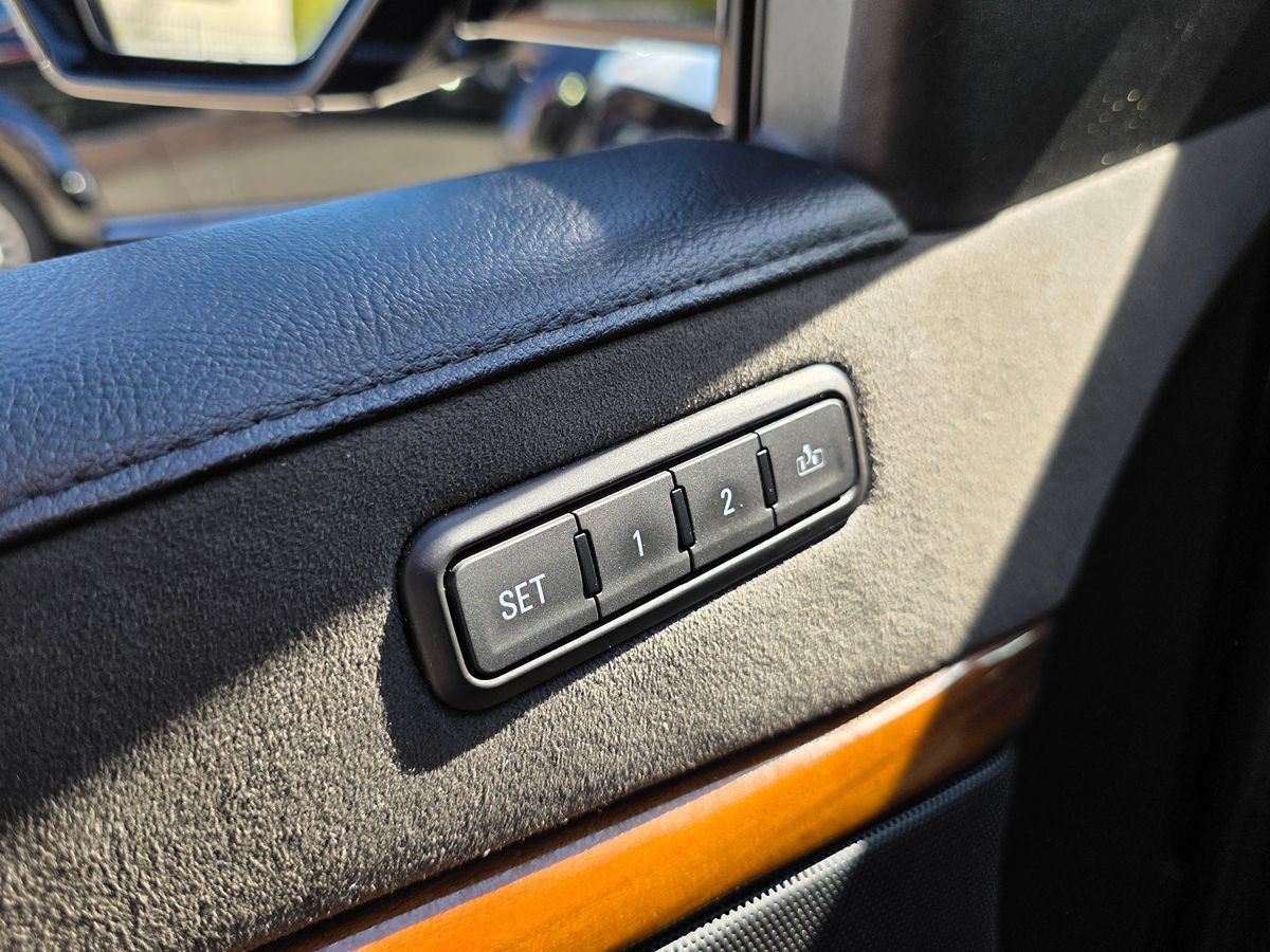 Used 2018 Cadillac Escalade Luxury RWD image 33