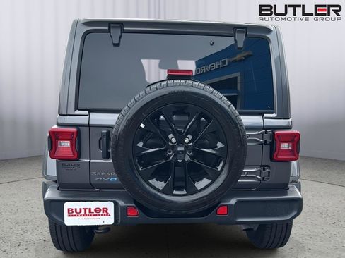 Used 2025 Jeep Wrangler Sahara image 4