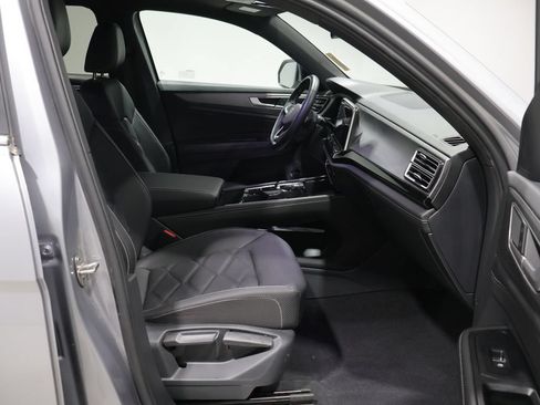 Used 2025 Volkswagen Atlas Cross Sport SE AWD/4WD image 23