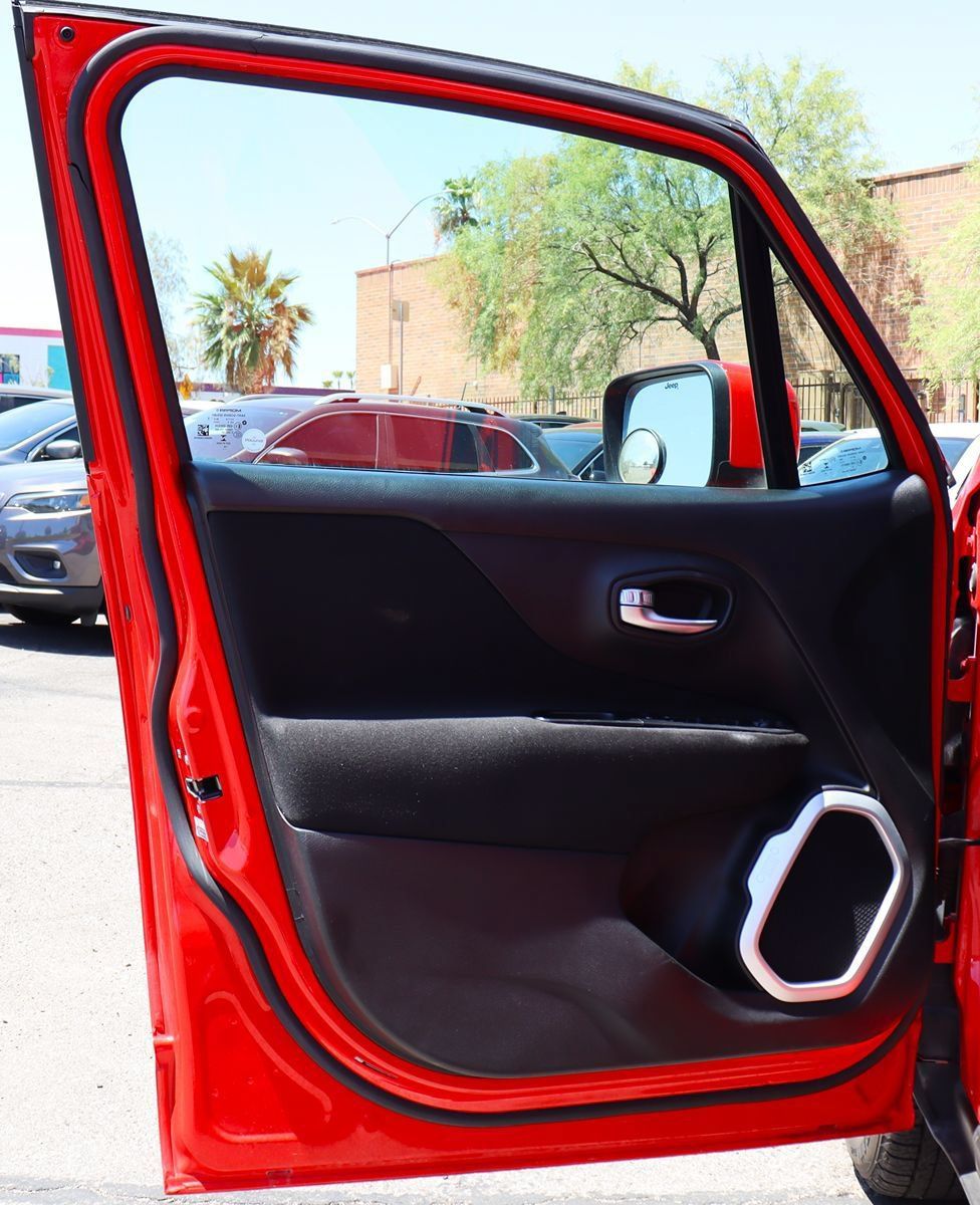Used 2018 Jeep Renegade Latitude FWD image 36