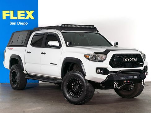Used 2018 Toyota Tacoma TRD Off-Road w/ Technology Package AWD/4WD image 3