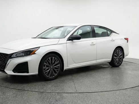 Used 2025 Nissan Altima 2.5 SV FWD image 3