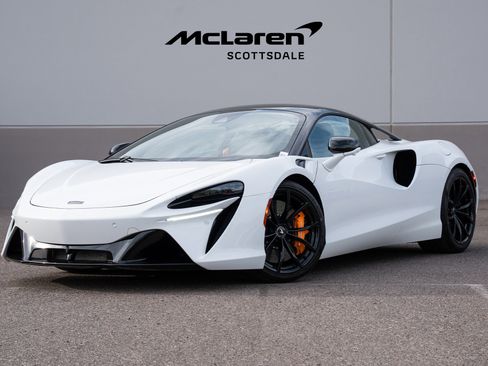 Used 2023 McLaren Artura image 2