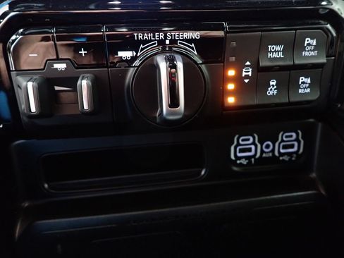 Used 2022 RAM 1500 Laramie AWD/4WD image 7
