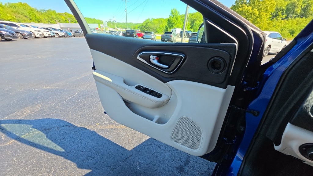 Used 2017 Chrysler 200 Limited Platinum FWD image 24