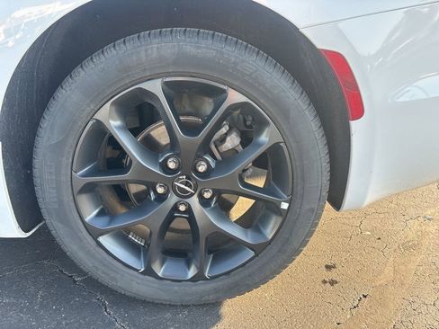 Used 2025 Chrysler Pacifica Limited image 4