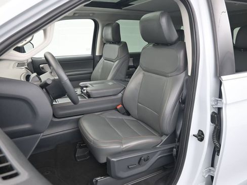 Used 2025 Ford Expedition Active RWD image 17