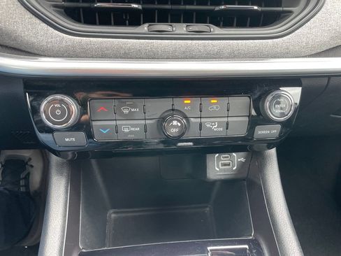 Used 2024 Jeep Compass Latitude AWD/4WD image 12