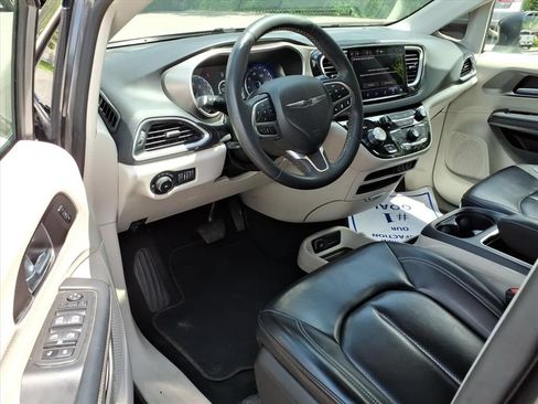 Used 2023 Chrysler Pacifica Touring-L FWD image 16