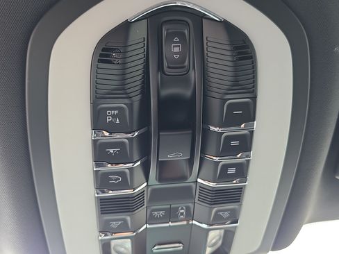 Certified 2023 Porsche Macan AWD/4WD image 25