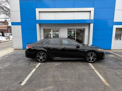 Used 2018 Toyota Camry SE w/ Moonroof Package image 4