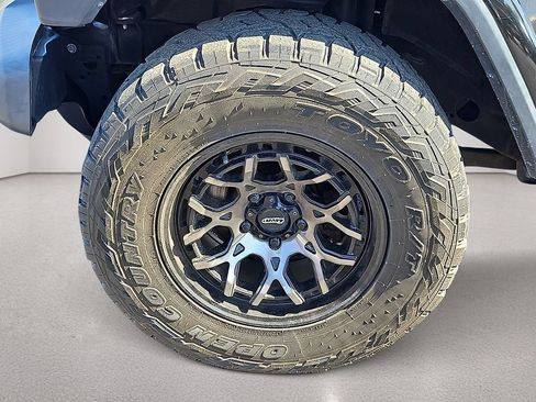 Used 2018 Jeep Wrangler Unlimited Sahara AWD/4WD image 13