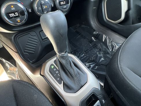 Used 2017 Jeep Renegade Latitude w/ Popular Equipment Group FWD image 23