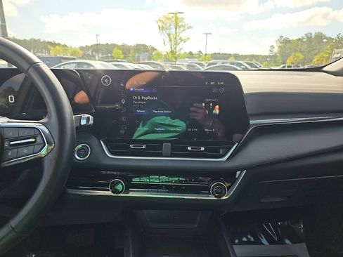 Used 2025 Chevrolet Equinox LT FWD image 24