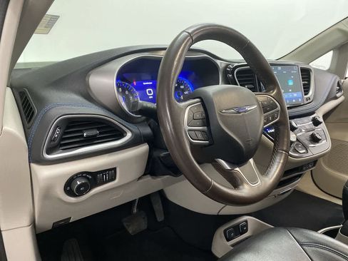 Used 2021 Chrysler Pacifica Touring-L FWD image 2