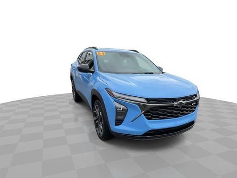 Used 2024 Chevrolet Trax RS w/ Sunroof Package FWD image 2