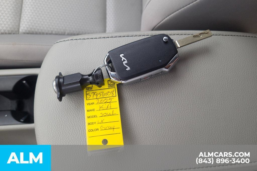 Used 2025 Kia Soul LX w/ LX Technology Package FWD image 35