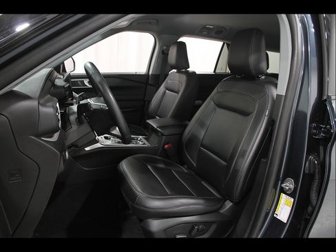 Used 2023 Ford Explorer XLT w/ Equipment Group 202A AWD/4WD image 6