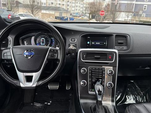 Used 2016 Volvo S60 T5 R-Design image 19
