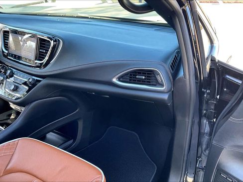 Used 2024 Chrysler Pacifica Pinnacle image 16