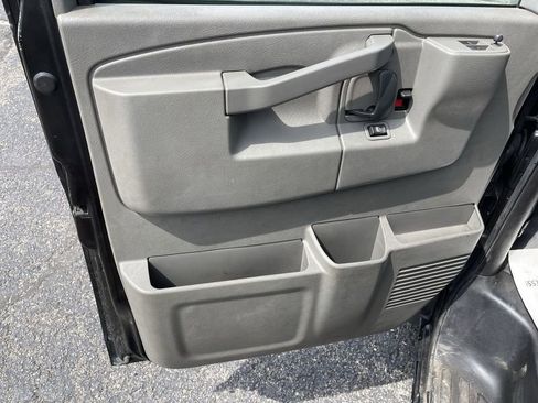 Used 2016 Chevrolet Express 3500 RWD image 3