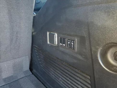 Used 2023 GMC Yukon SLT w/ SLT Luxury Package image 15