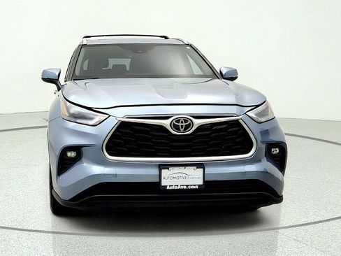 Used 2023 Toyota Highlander XLE AWD/4WD image 2