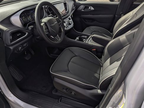 New 2026 Chrysler Pacifica Limited image 9