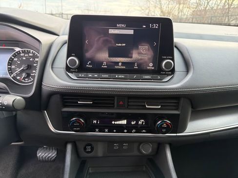 Used 2025 Nissan Rogue SV image 31