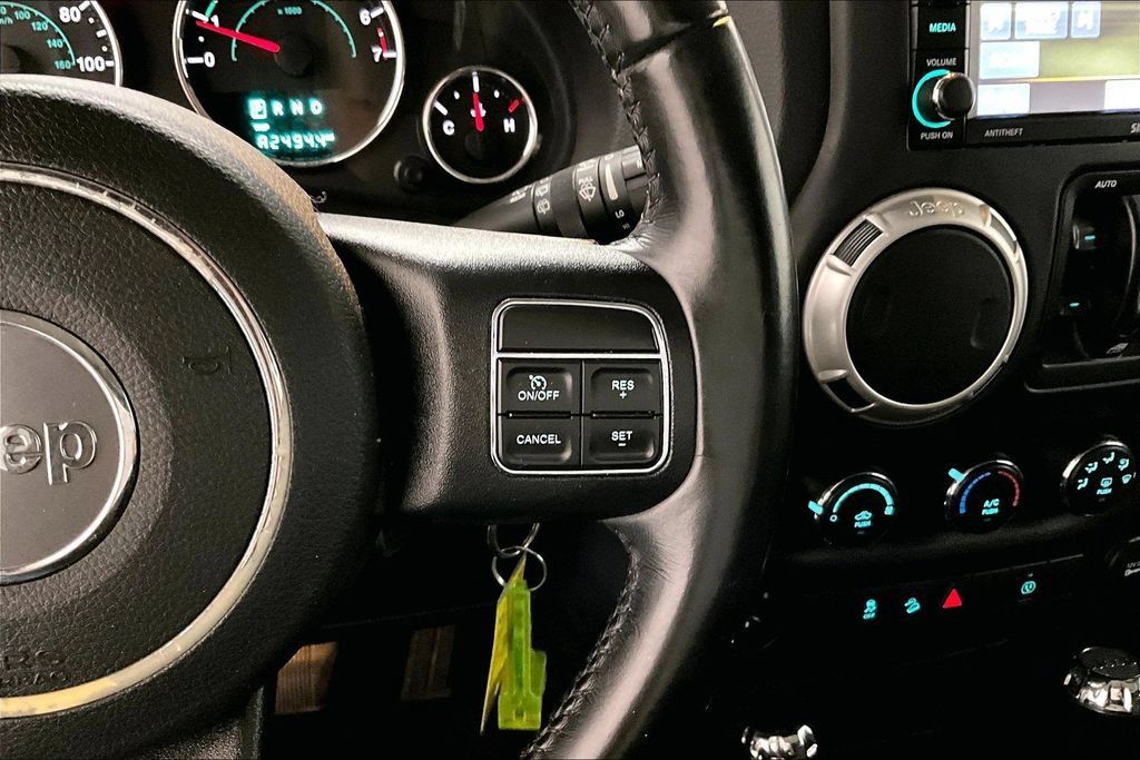 Used 2018 Jeep Wrangler Unlimited Rubicon w/ Connectivity Group AWD/4WD image 12