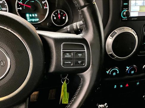 Used 2018 Jeep Wrangler Unlimited Rubicon w/ Connectivity Group AWD/4WD image 12