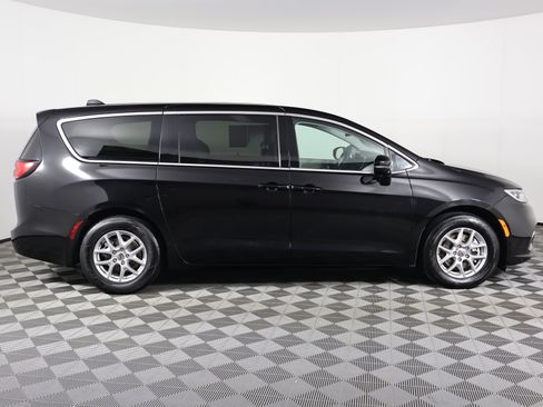 Used 2024 Chrysler Pacifica Touring-L image 5