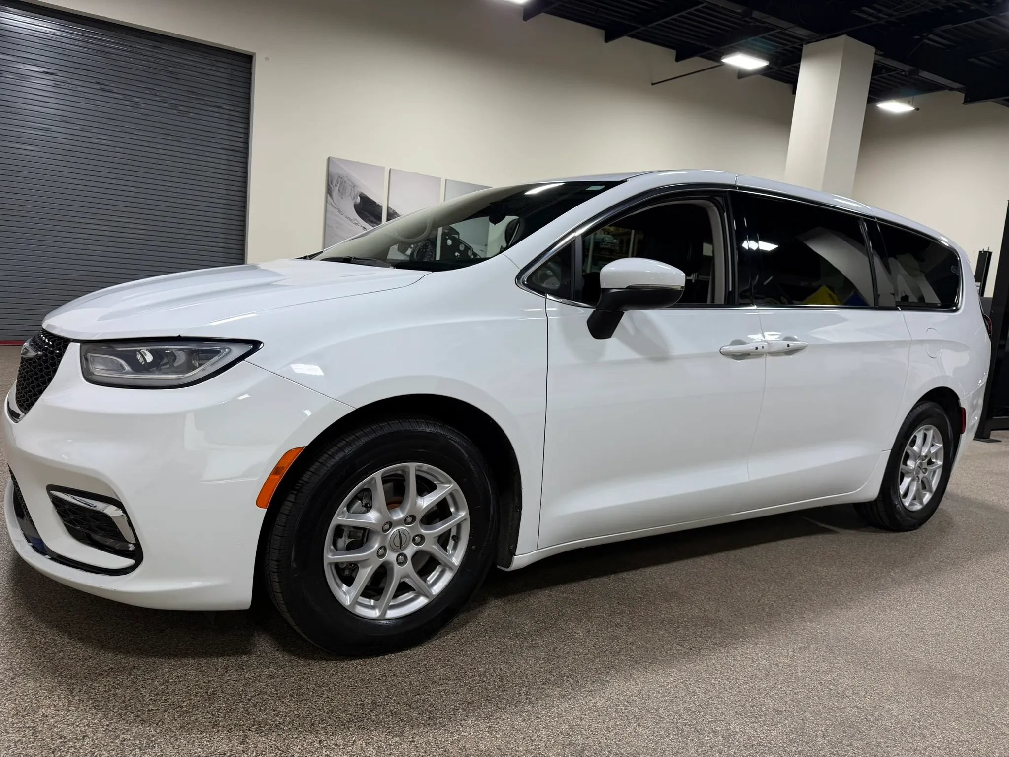 Used 2023 Chrysler Pacifica Touring-L FWD image 10