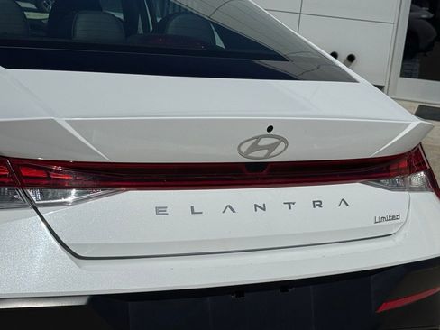 Used 2025 Hyundai Elantra Limited image 10