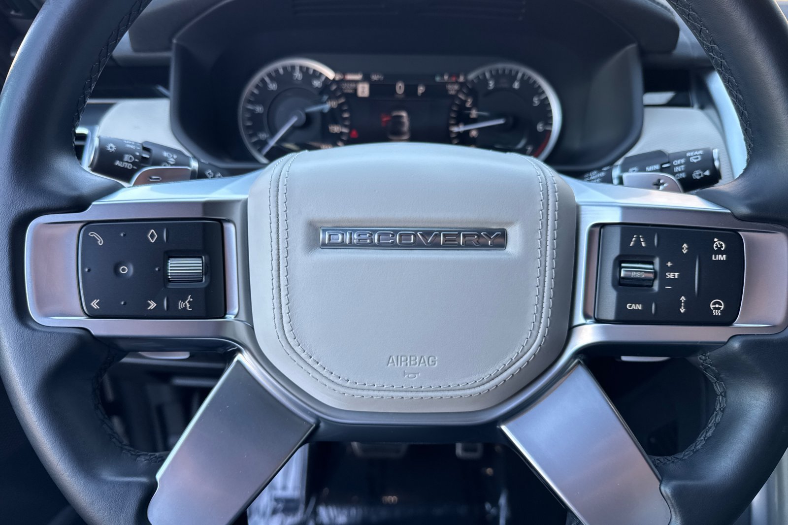 Used 2023 Land Rover Discovery Metropolitan Edition AWD/4WD image 26
