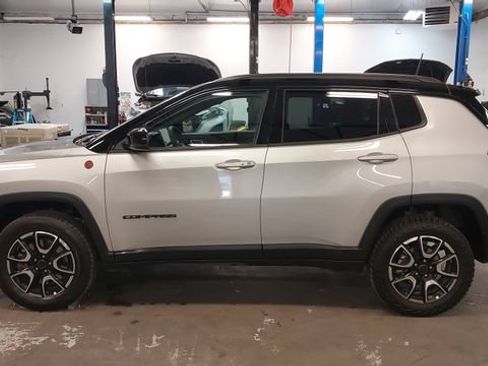 Used 2025 Jeep Compass Trailhawk AWD/4WD image 45