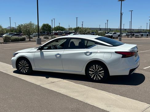 Used 2024 Nissan Altima 2.5 SV FWD image 3