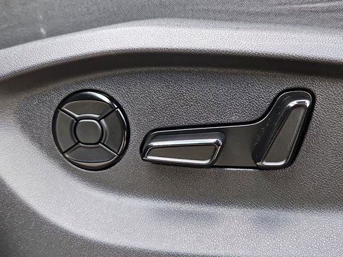 Certified 2025 Volkswagen Tiguan SE w/ Panoramic Sunroof Package image 25