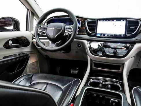 Used 2023 Chrysler Pacifica Limited image 25